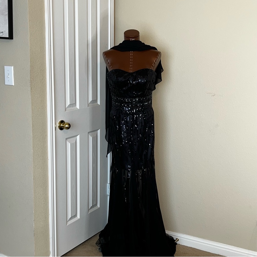 Tony Bowls Elegant Black Strapless Dress